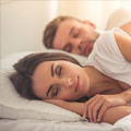 Paar schlafend im Bett Paar schlafend im Bett